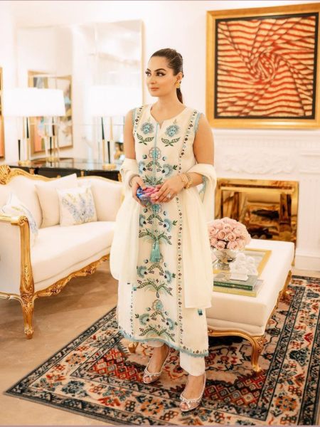 White Georgette Embroidered Kurti Set With Dori Latkan 