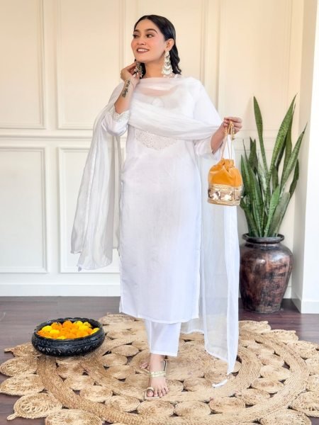 Beautiful White Chanderi In Embroidery work with Tebby Naylon Dupatta 3 Piece Kurti Set