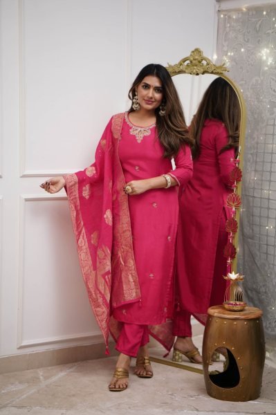 Bold Ethnic Wear | Chanderi Embroidered Suit with Jacquard Dupatta 3 Piece Kurti Set
