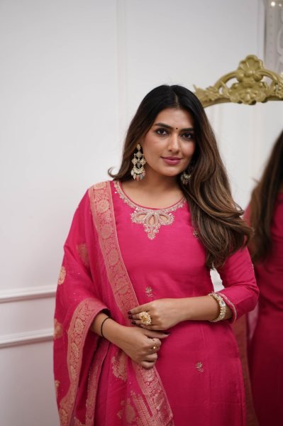 Bold Ethnic Wear | Chanderi Embroidered Suit with Jacquard Dupatta 3 Piece Kurti Set