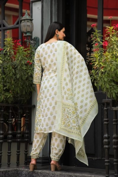 Beautiful  Ethnic Muslin Cotton Ensemble   Comfortable   Stylish Festive Wear 3 Piece Kurti Set