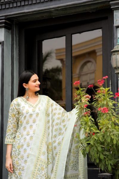 Beautiful  Ethnic Muslin Cotton Ensemble   Comfortable   Stylish Festive Wear 3 Piece Kurti Set