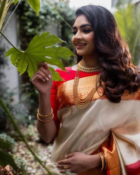 Durga Puja Cream Lichi Silk Saree with Jacquard Design And Contrast Blouse Silk Sarees Wholesale