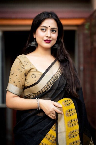 Elegant Beige Linen Cotton Printed Saree Striking Black Yellow Digital Design Tassel Pallu Perfect for Resellers  Printed Cotton Sarees Wholesale