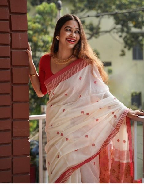 Elegant Traditional White   Red Soft Cotton Saree Collection Perfect for Summer Festivals Cotton Sarees Wholesale