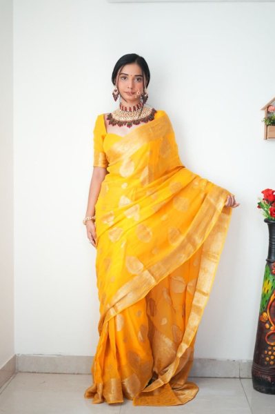 Akarshan - Bollywood Saree worn by kajol in Cotton Lilan... | Facebook