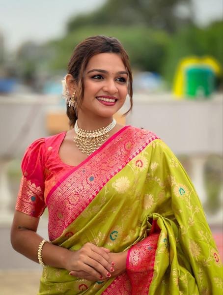 Heavy Banarasi Silk Saree with Meenakari Weaving & Contrast Blouse Banarasi Saree Wholesale