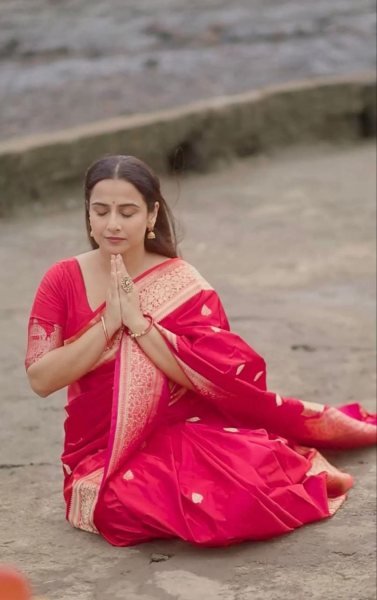 Latest Soft Lichi Silk Saree With Contrast Blouse  Silk Sarees Wholesale