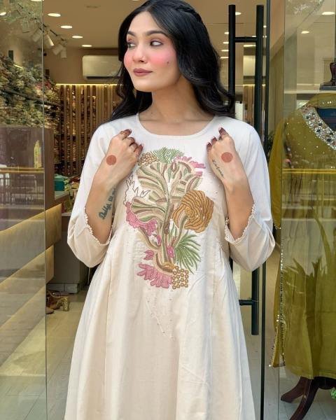 Lavish Cream Rayon Slub Kurta Set with Embroidered Chanderi Dupatta 3 Piece Kurti Set