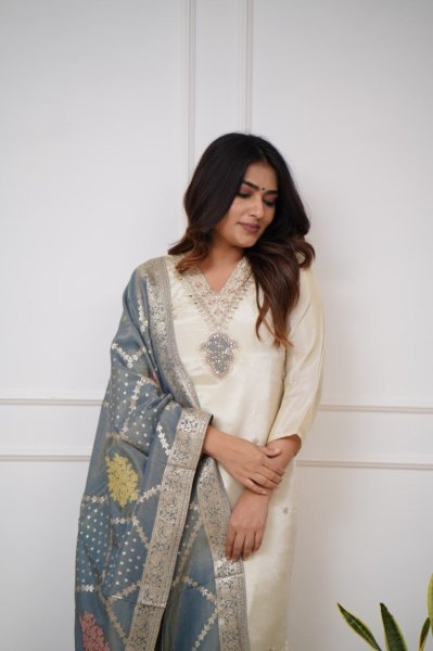 Lavish Off-White Embroidered Kurti Set For Women At Wholesale Rates 3 Piece Kurti Set