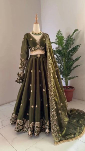 Mehendi Ready Jimmy Choo Bridal Lehenga Heavy Embroidery for Weddings Designer Lehenga Choli