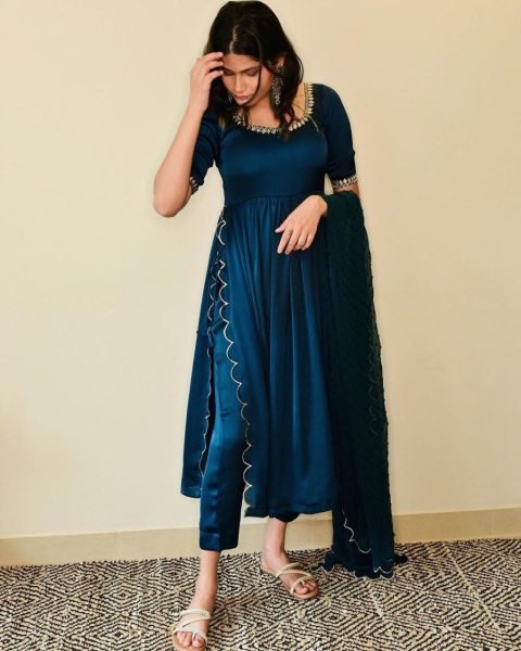 Nayra Cut Rayon Kurti Pant   Dupatta With Thred Work  3 Piece Kurti Set