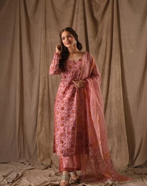 Rose Pink Cotton Floral Print  Kurti Supplier Pent Set With Dupatta 