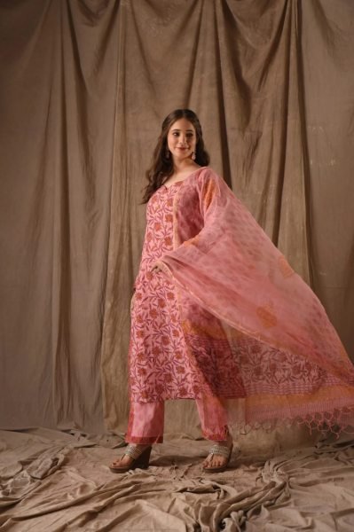 Rose Pink Cotton Floral Print  Kurti Supplier Pent Set With Dupatta 3 Piece Kurti Set