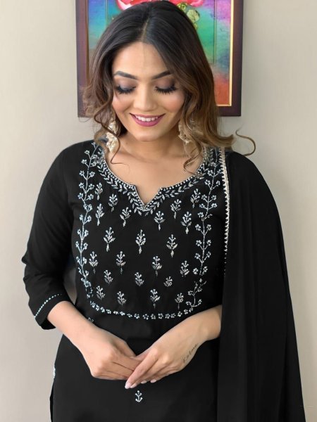 Stylish And Sohpisticated  Kurta Set For Ethnic And Glamorous Girlie Look 3 Piece Kurti Set