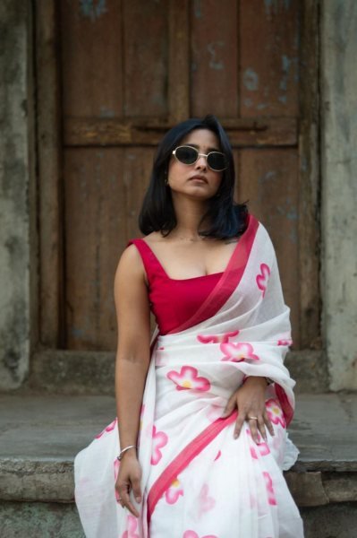Summer Collection White And Red Mulmul Cotton Floral Design Saree  Cotton Sarees Wholesale