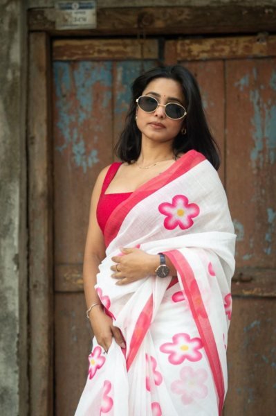 Summer Collection White And Red Mulmul Cotton Floral Design Saree  Cotton Sarees Wholesale
