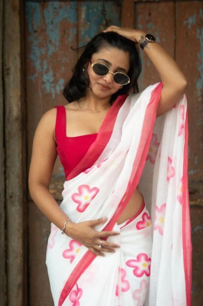 Summer Collection White And Red Mulmul Cotton Floral Design Saree  Cotton Sarees Wholesale