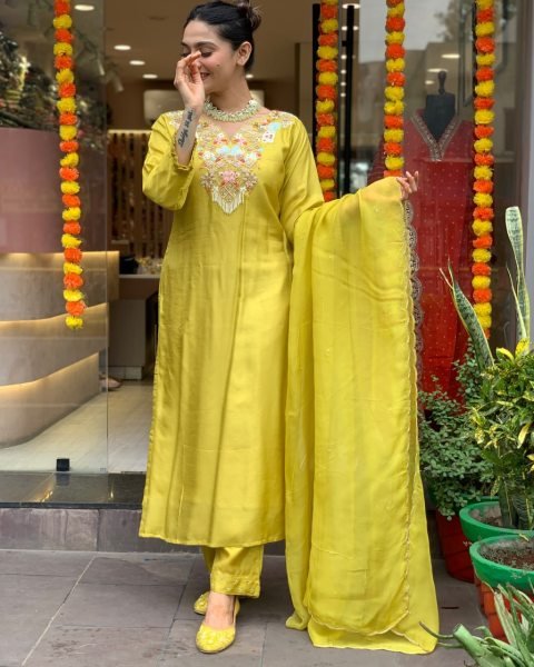 Timeless Chanderi Silk Kurta Set with Exquisite Embroidery at reasonable price 3 Piece Kurti Set