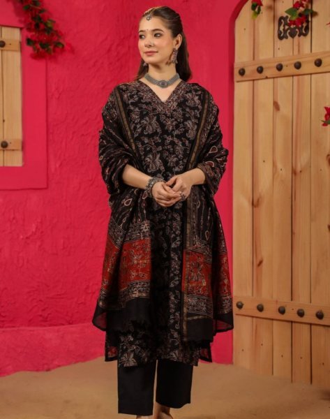 Trendy Women Black Floral Printed V Neck Kurta with Pant  With Dupatta 