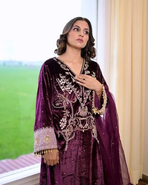 Winter Wear Purple Velvet Sequence  Embroidery Work Suit  With Pant And Dupatta Pakistani Suits Wholesale