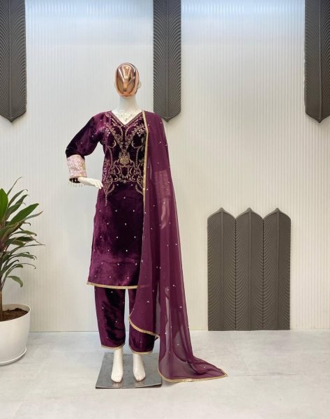 Winter Wear Purple Velvet Sequence  Embroidery Work Suit  With Pant And Dupatta Pakistani Suits Wholesale